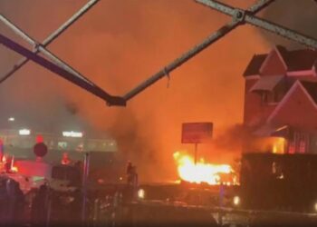 Avioneta cae en Filadelfia y deja viviendas afectadas