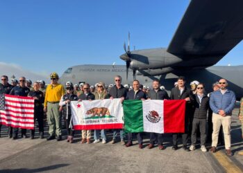 Bomberos mexicanos llegaron a Los Ángeles para combatir incendios