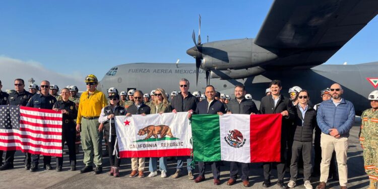 Bomberos mexicanos llegaron a Los Ángeles para combatir incendios