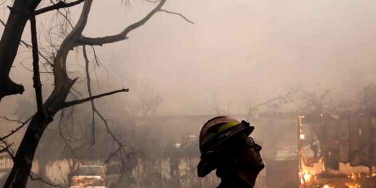 Incendios en Los Ángeles dejan 11 muertos y miles de evacuados