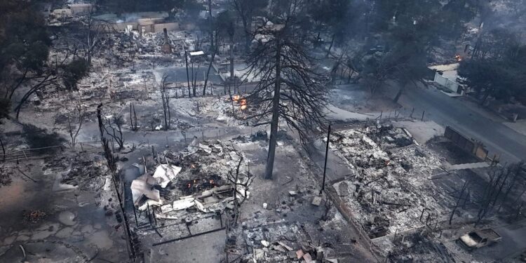 Niños afectados por incendios en California expresan su deseo de volver a clases