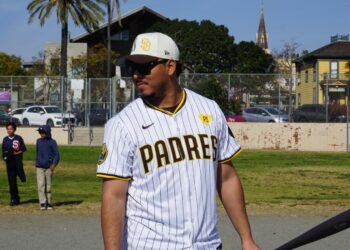 Padres de San Diego agradecen a la comunidad con gira por la ciudad