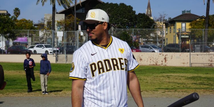 Padres de San Diego agradecen a la comunidad con gira por la ciudad