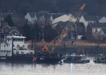 Recuperan más de 40 cuerpos y grabadora tras choque aéreo