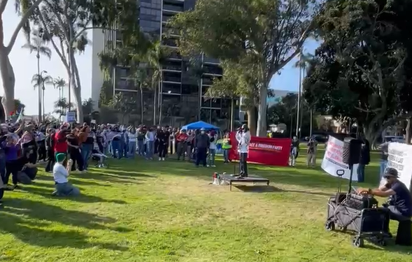 Protestan en San Diego contra la agenda de Trump