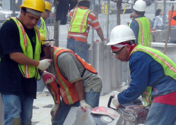 ImmDef lanza línea de ayuda legal para inmigrantes en California