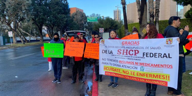 Marchan por falta de pagos y medicamentos en el Hospital General en Tijuana