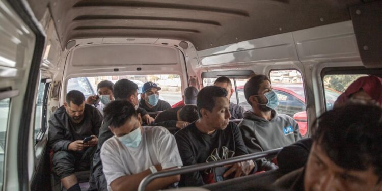Llegan los primeros deportados al albergue en “Los Flamingos”