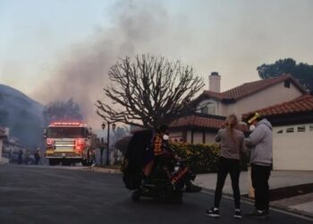 Residentes deciden no evacuar para proteger sus propiedades en incendios forestales