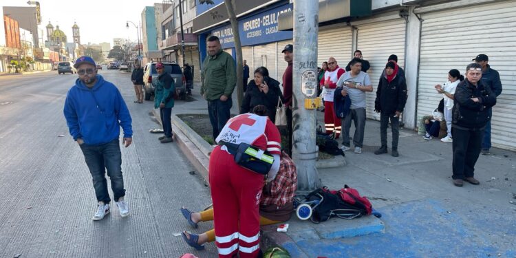Choque entre taxi de ruta y un auto particular dejó un muerto en Tijuana