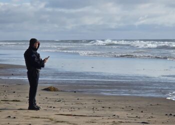 Bomberos de Tijuana rescatan a menor en el mar y buscan a otro