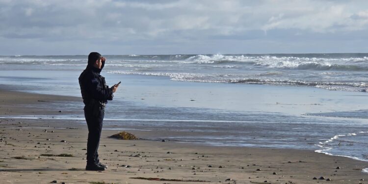 Bomberos de Tijuana rescatan a menor en el mar y buscan a otro