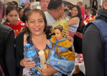 Fieles llevan al Niño Dios a bendecir en el Día de la Candelaria