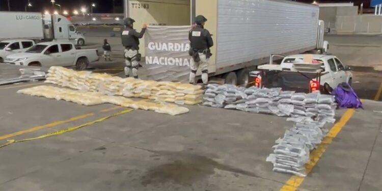 Decomisan metanfetamina y cocaína en tráiler con tomates en aduana de Tijuana