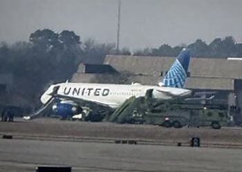 Evacúan avión en Houston tras incendio en motor durante despegue