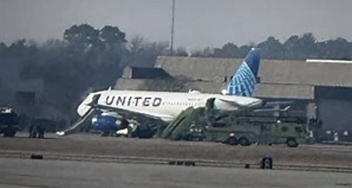 Evacúan avión en Houston tras incendio en motor durante despegue