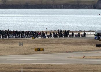 Familias visitan sitio del accidente aéreo en Washington