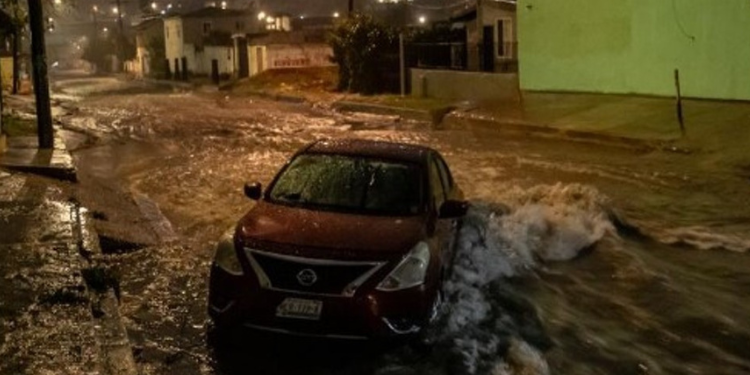 ¡Impactante! Uber es arrastrado por corriente en Tijuana