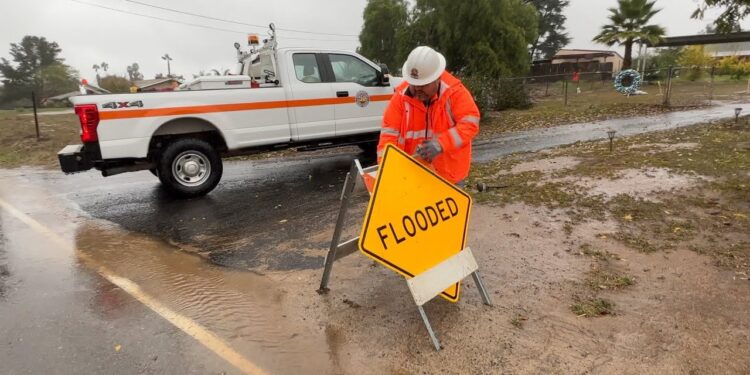 Autoridades de San Diego emiten recomendaciones ante pronóstico de lluvias e inundaciones