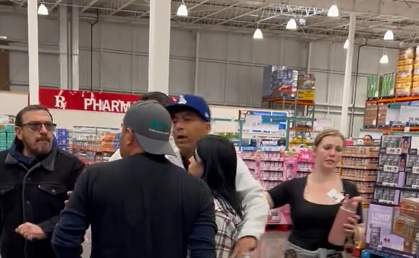 Se pelean por huevos en Costco en plena escasez