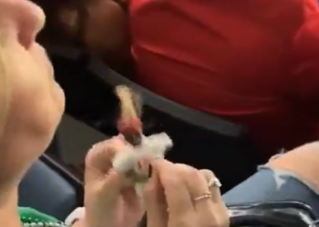 Captan a mujer haciendo brujería a Patrick Mahomes durante el Super Bowl