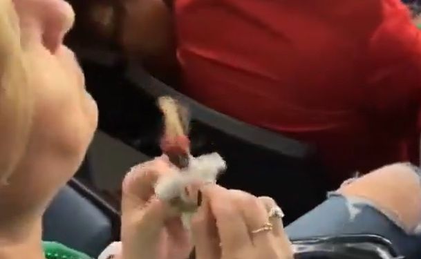 Captan a mujer haciendo brujería a Patrick Mahomes durante el Super Bowl