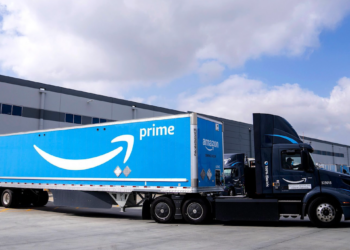 Dos remolques de Amazon pierden el control en la I-805 e I-15, causando caos vial