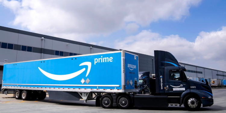 Dos remolques de Amazon pierden el control en la I-805 e I-15, causando caos vial