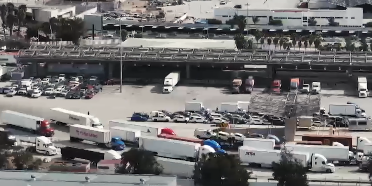 Trailers varados en Tijuana por retrasos en la aduana mexicana