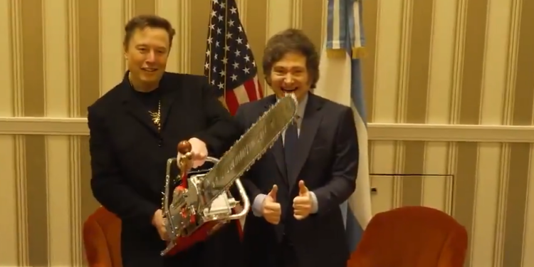 Javier Milei le regala a Elon Musk una motosierra
