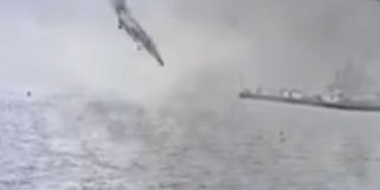 Un avión militar se estrelló en la Bahía de San Diego