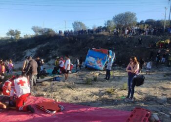 Volcadura de camión de personal dejó 14 lesionados en Tijuana