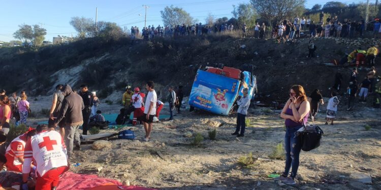 Volcadura de camión de personal dejó 14 lesionados en Tijuana