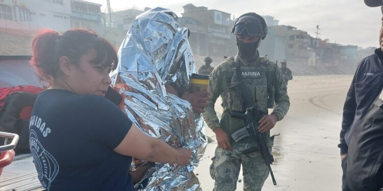 Rescatan a hombre tras avistamiento de embarcación en Tijuana