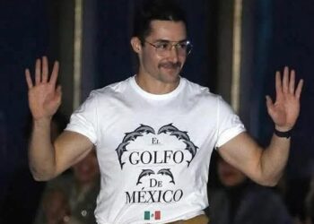 Diseñador mexicano responde a Trump con su playera “Golfo de México” en New York Fashion Week