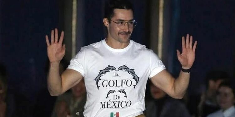 Diseñador mexicano responde a Trump con su playera “Golfo de México” en New York Fashion Week