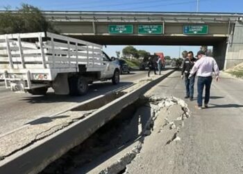 Se reporta socavón de 10 metros en vía rápida de Tijuana
