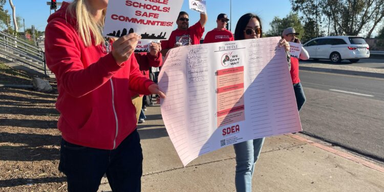 Huelga de maestros del distrito escolar unificado de SD piden mejoras salariales y más recursos