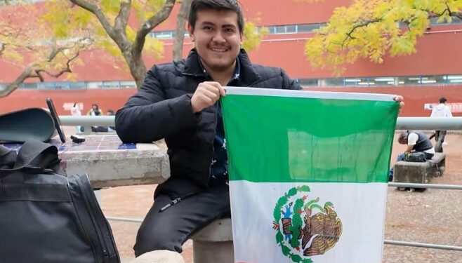Joven mexicoamericano emigró a México en busca de oportunidades y seguridad para su familia