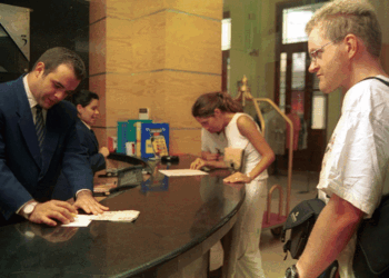 Concejal de San Diego propone salario mínimo de $25 para trabajadores de hoteles y turismo