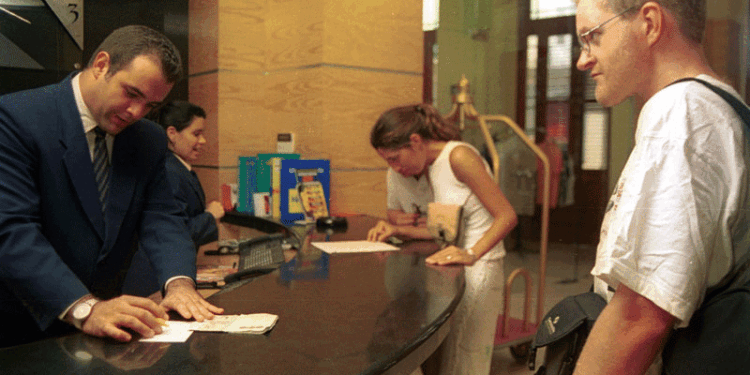 Concejal de San Diego propone salario mínimo de $25 para trabajadores de hoteles y turismo