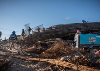 Cuatro trabajadores heridos tras el colapso de una viga en obra de viaducto en Tijuana