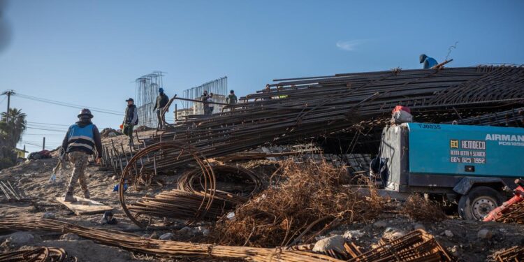 Cuatro trabajadores heridos tras el colapso de una viga en obra de viaducto en Tijuana