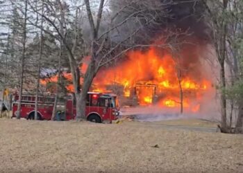 Avioneta se estrella en zona residencial de Minnesota