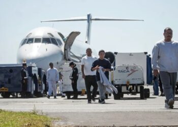 Trump exige destitución de juez que bloqueó deportaciones de presuntos pandilleros