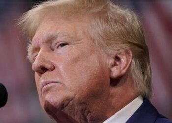 Trump exige destitución de juez que bloqueó deportaciones de presuntos pandilleros