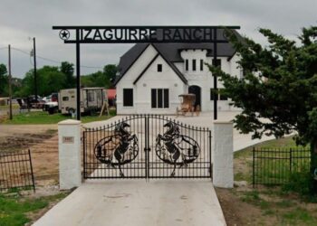 Hallan rancho en Texas con el mismo nombre y logo que el campo de entrenamiento en Teuchitlán