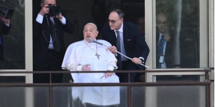 Papa Francisco regresa al Vaticano tras más de cinco semanas hospitalizado