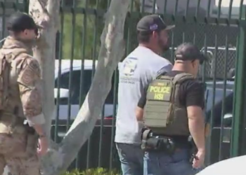 ICE realiza redada en centro de trabajo en El Cajón