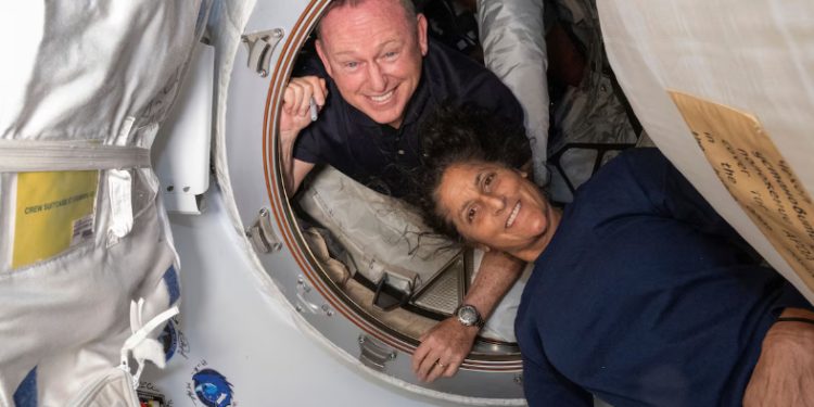 Astronautas varados en la Estación Espacial Internacional finalmente regresan a la Tierra